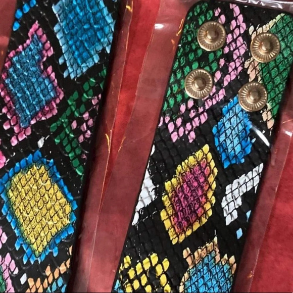 Fashion colourful faux leather Leopard cuff bracelet - Picture 2 of 3